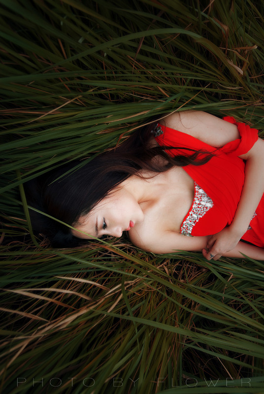 草地上红裙亮眼美女