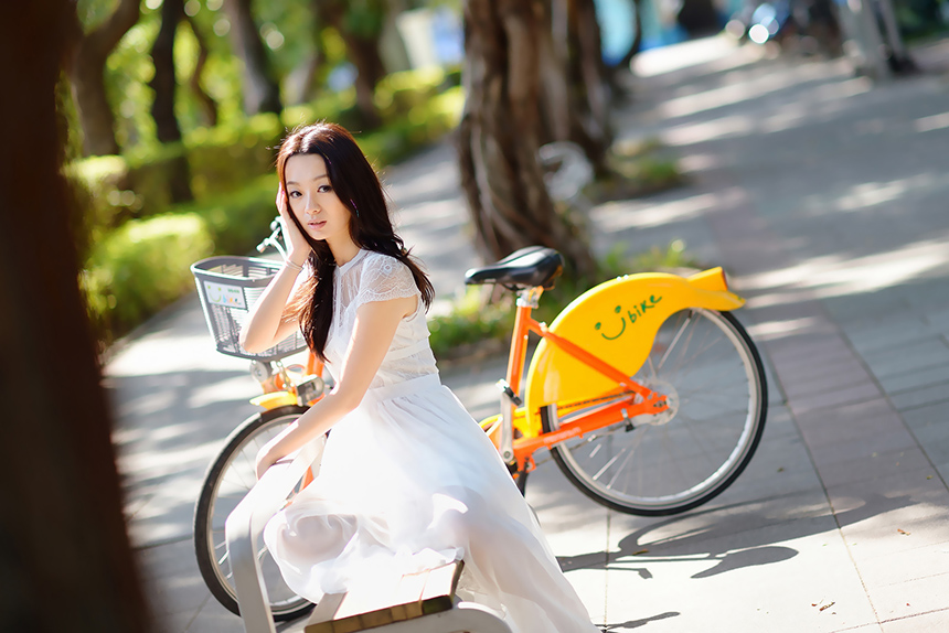 单车女子的长裙飘逸迷人图